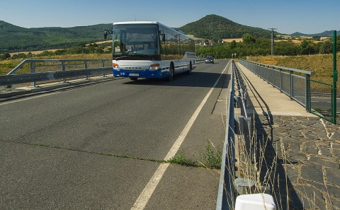 Svodidlo MS4/H2 na okraji mostu před zónou pro pěší