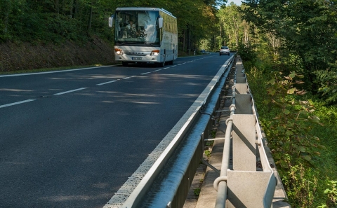 Svodidlo MS4/H2 na okraji komunikace I/57 ve stoupání na Vrchy