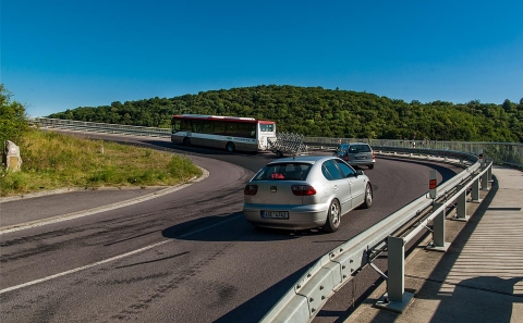 Svodidlo MS4/H2 na opěrné zdi zákruty silnice II/398